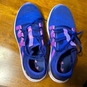 6.5 Youth. Girl sneaker. Great condition.